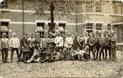<p>Manschappen van het 8e Regiment Veldartillerie poseren in 1927 op één van de binnenterreinen van de Van Essenkazerne (beeldbank gemeentearchief Ede). </p>
